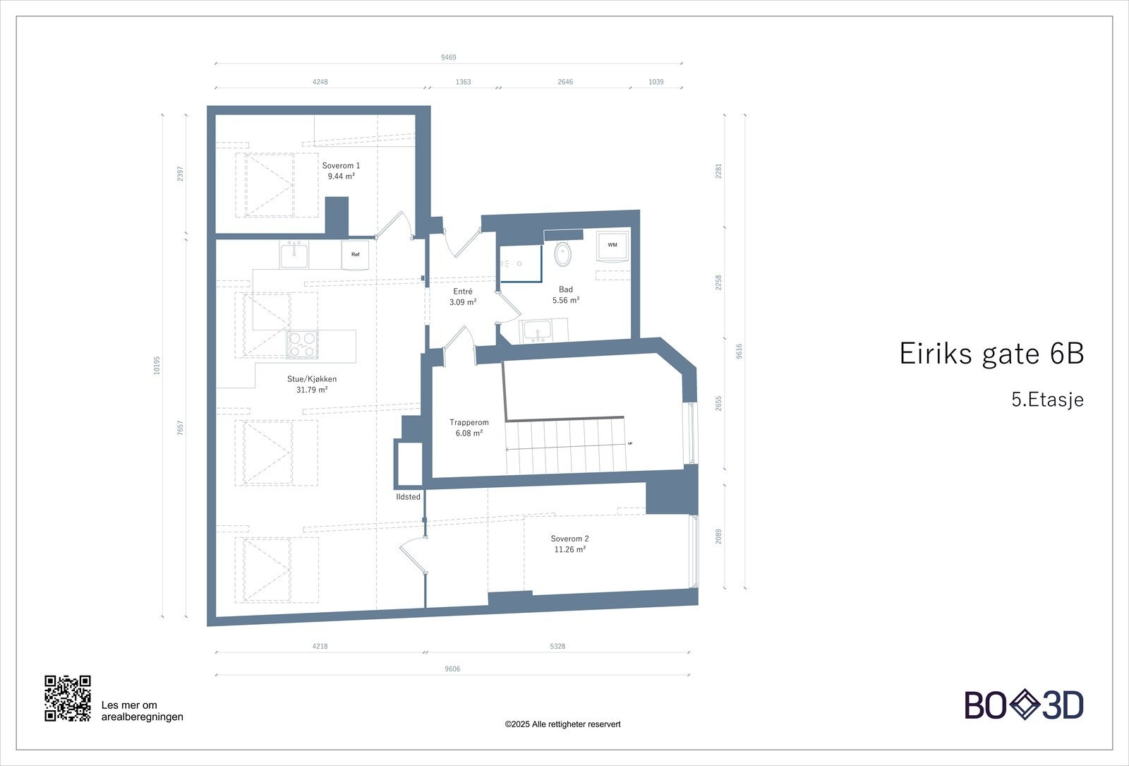Plantegning fra takstmann. Leiligheten inneholder entré, stue, kjøkken, bad og tre soverom. To boder for lagring. Galleribilde