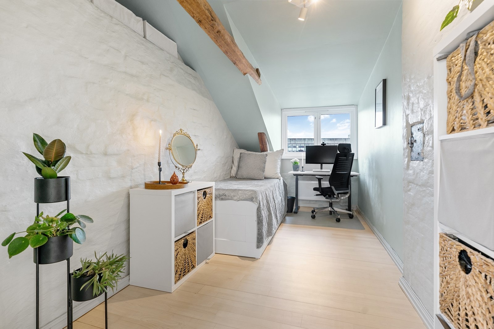 Fra stuen er det adkomst til boligens andre soverom. Dette rommet egner seg godt som barnerom, gjesterom eller kontor. Stort vindu sikrer lys og luft. Galleribilde