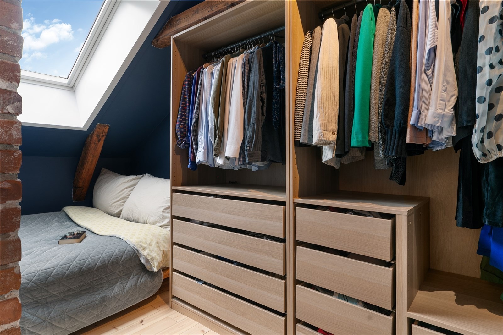 Fra kjøkkenet er det adkomst til det som i dag benyttes som hovedsoverom. Her er det plass til dobbeltseng og nattbord. Stor garderobeløsning for klær og sko. Galleribilde