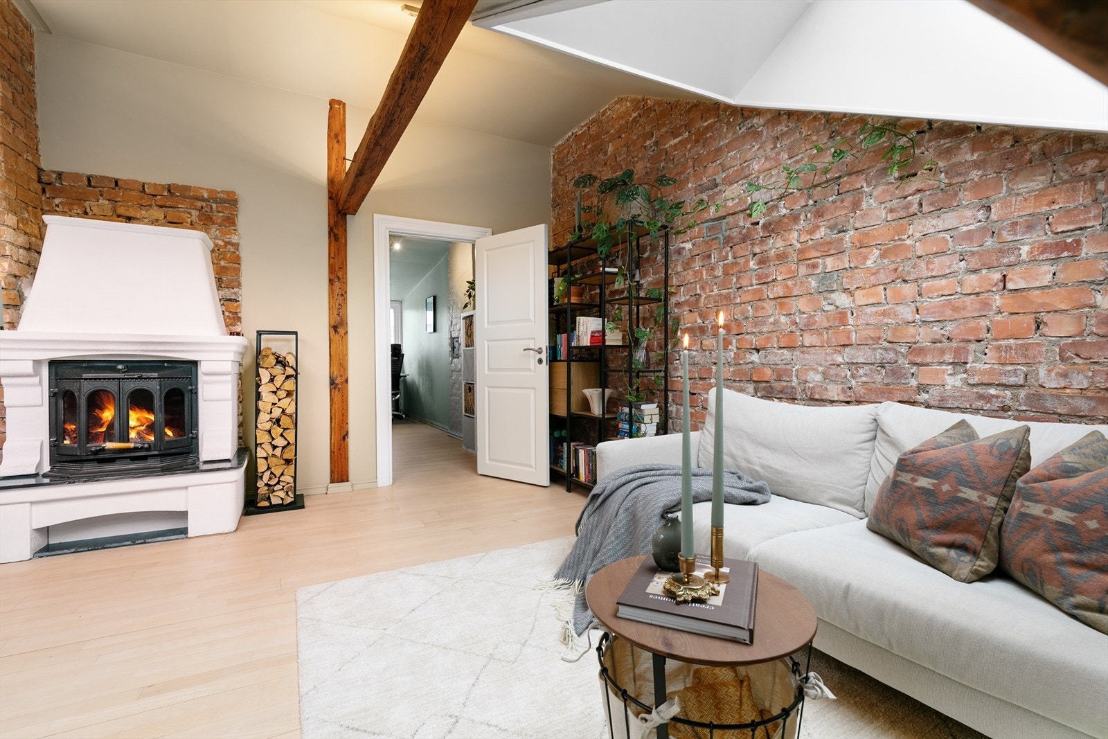 I midten av rommet er den sjarmerende peisen plassert. Denne bidrar til varme og hygge på de kalde høst- og vinterkveldene. Det ble utført rehabilitering av piper i 2017. Galleribilde