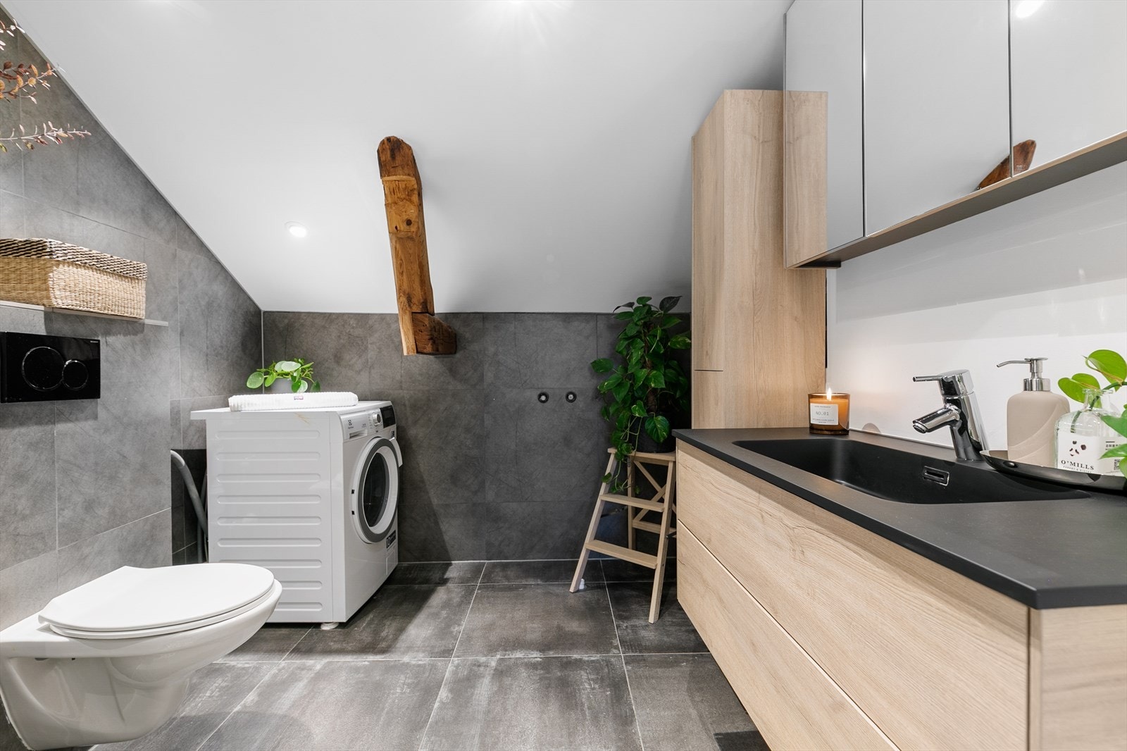 Badet ble pusset opp i 2018 og framstår romslig og moderne. Galleribilde