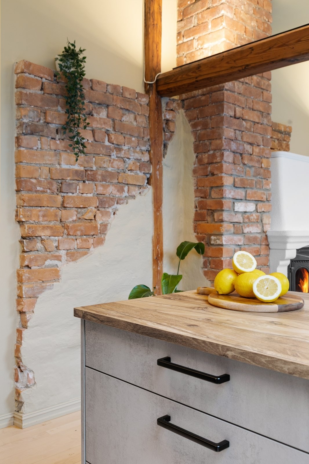 Her vil enhver kokk stortrives! Her kan dere kokkelere og sosialisere på samme tid! Det gjøres oppmerksom på at kjøkken er flyttet til stue, det er etablert ett soverom der kjøkken sto tidligere. Galleribilde