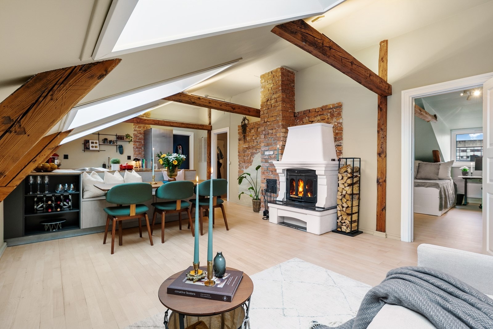 Dette herlige hjemmet har en flott kombinasjon av moderne, slette flater og originale detaljer som slipte tregulv, teglstein og takbjelker. Galleribilde