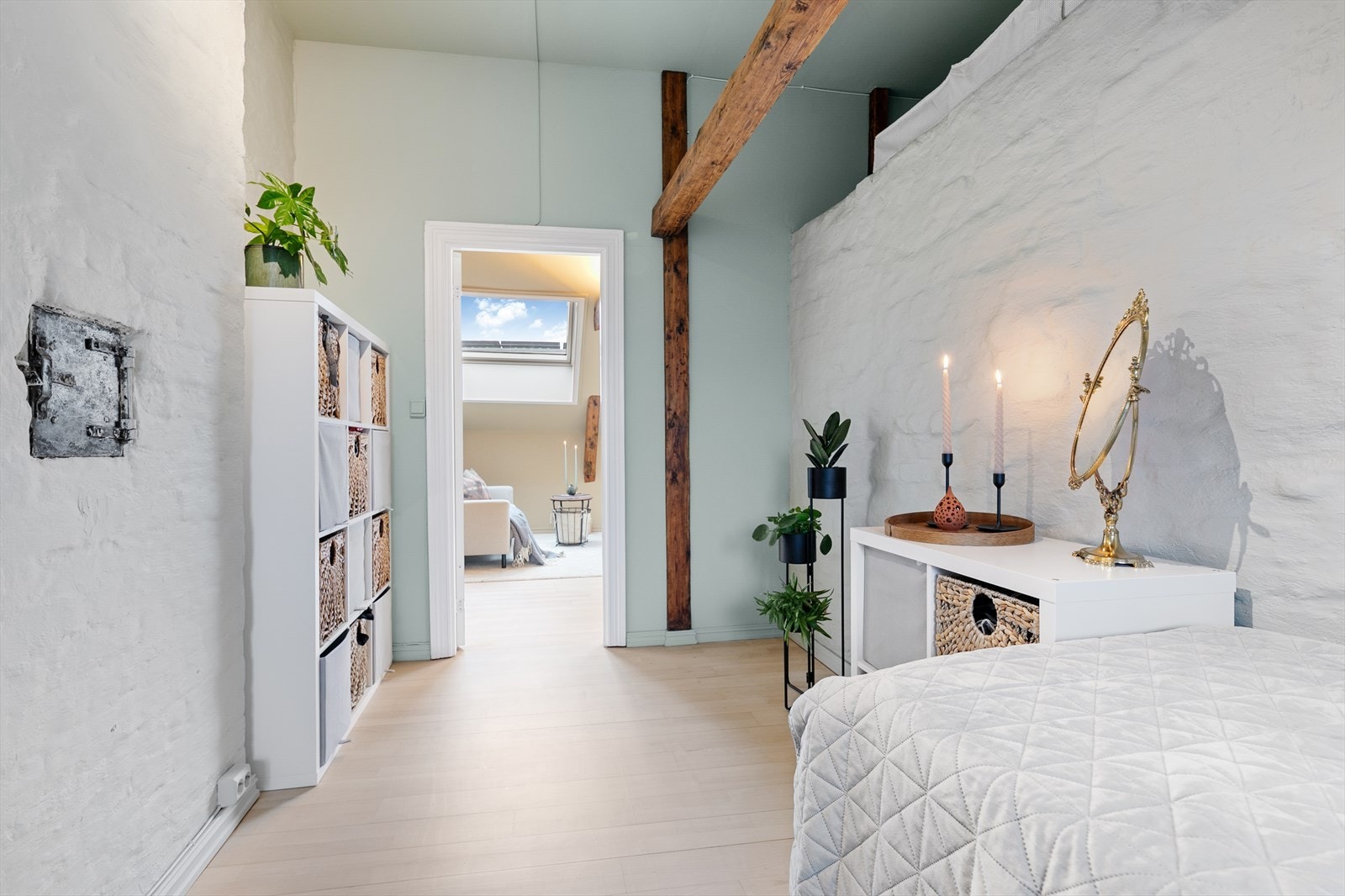 Praktisk hems for ekstra oppbevaring. Dette rommet kan enkelt innredes etter egne ønsker og behov. Galleribilde