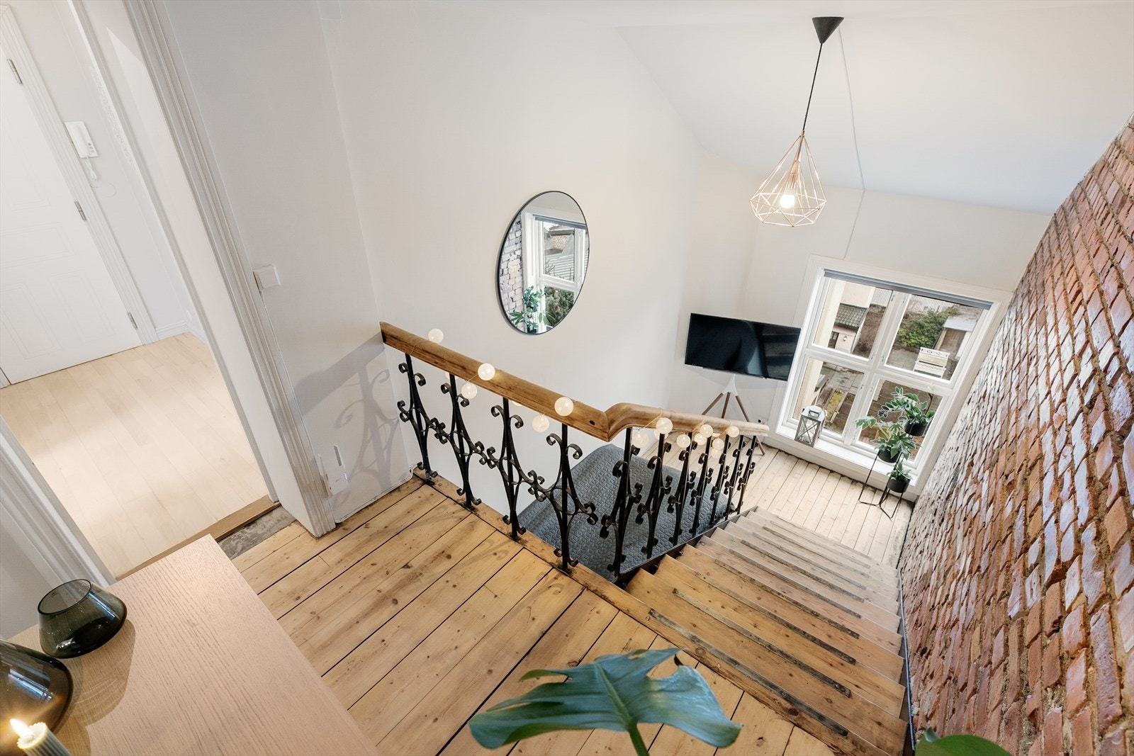 Boligens tredje soverom er opprinnelig et trapperom fra før leiligheten ble ombygget. Her får dere et helt unikt rom med ulike bruksområder. Galleribilde