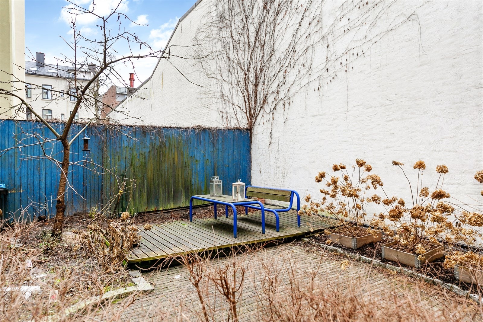 Felles bakgård med sittegruppe. Galleribilde