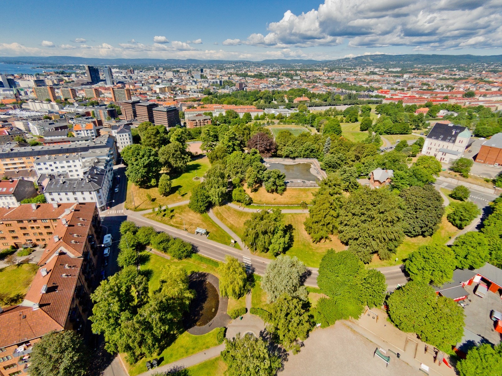 Fra leiligheten er det kort vei til Kampen, Tøyen, Grønland og Carl Berner. Galleribilde