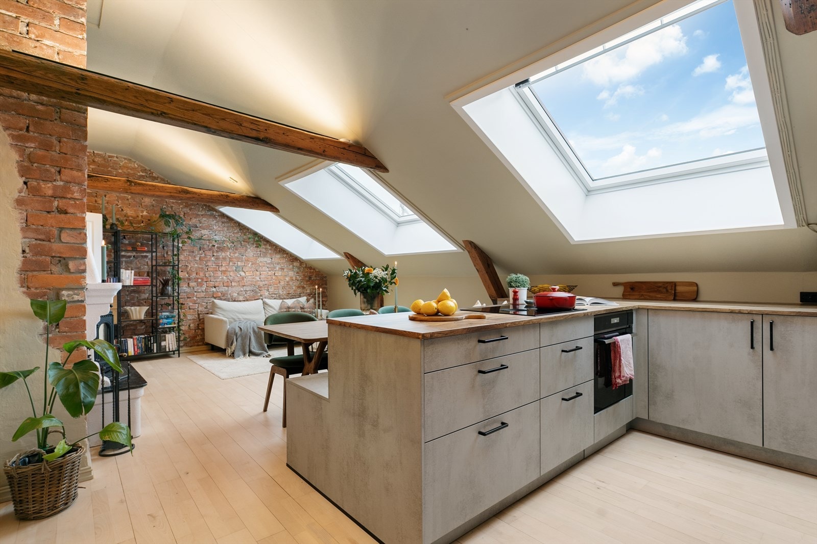 Store takvinduer og svært god takhøyde sikrer en lys og luftig atmsofære i dette hjemmet! Galleribilde