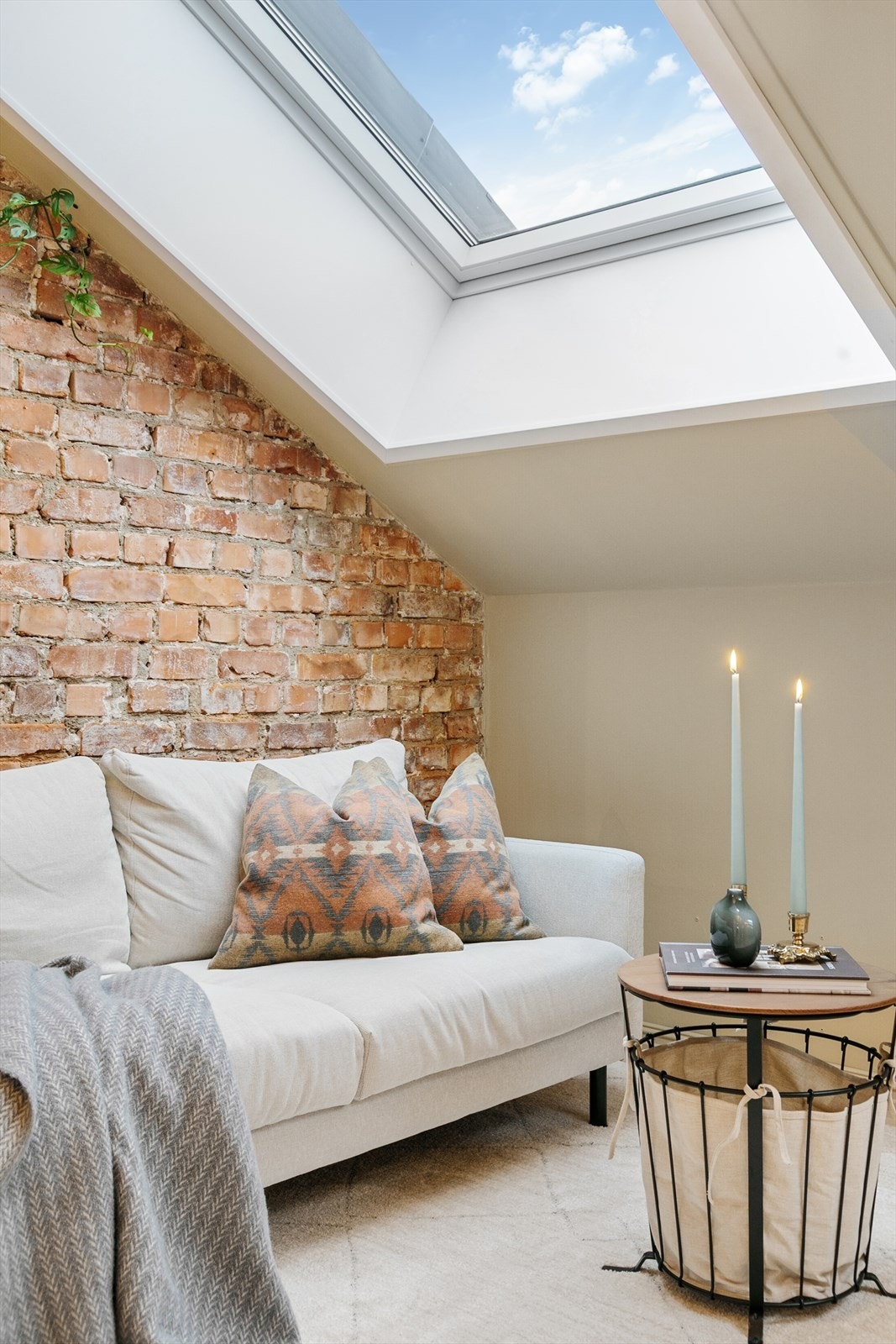 De store takvinduene fra 2017 sikrer godt med lys og luft i rommet. Galleribilde