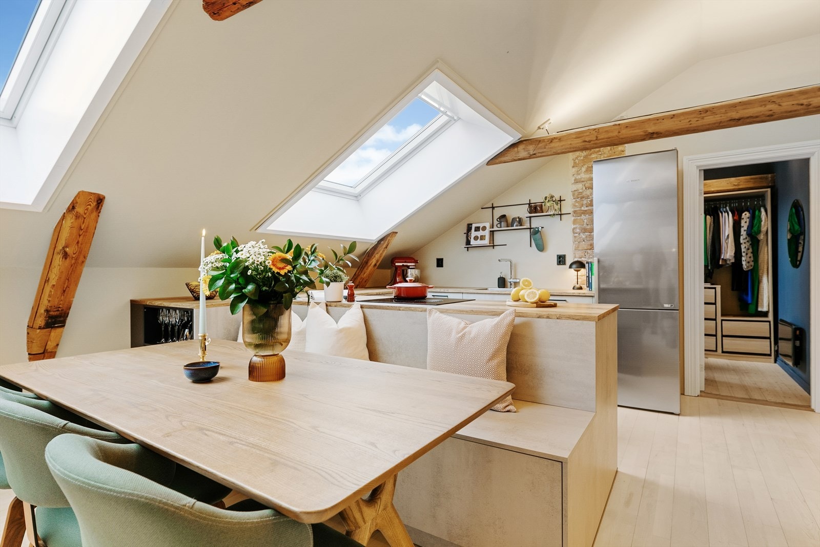 Da det ble satt inn nytt kjøkken i 2022, ble det laget en praktisk, plassbygget benk langs innredningen som gir masse sitteplass for gjester. Benken er integrert i kjøkkenet og har masse lagringsplass. Galleribilde