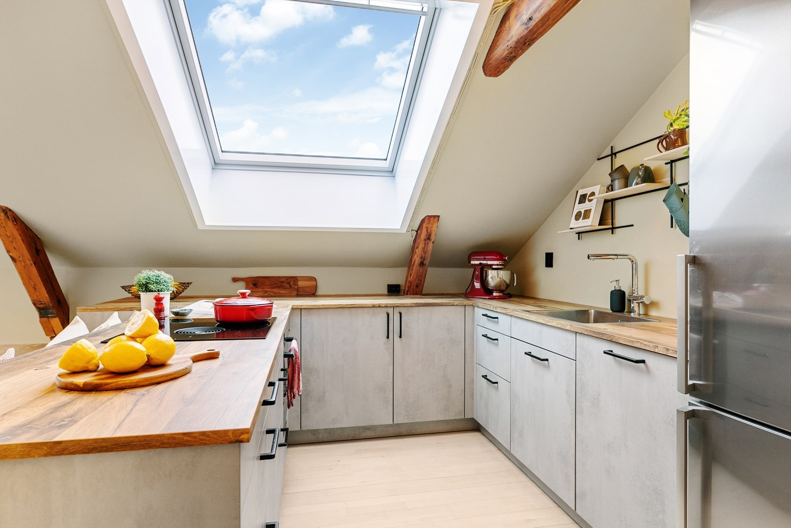 Kjøkkenet ble oppgradert i 2022 med ny innredning fra Schuller, nye hvitevarer mm. Selve innredningen er stilren med grå fronter og laminat benkeplate. Benken er lagd av resirkulert tetrapak, så tåler vann. Galleribilde