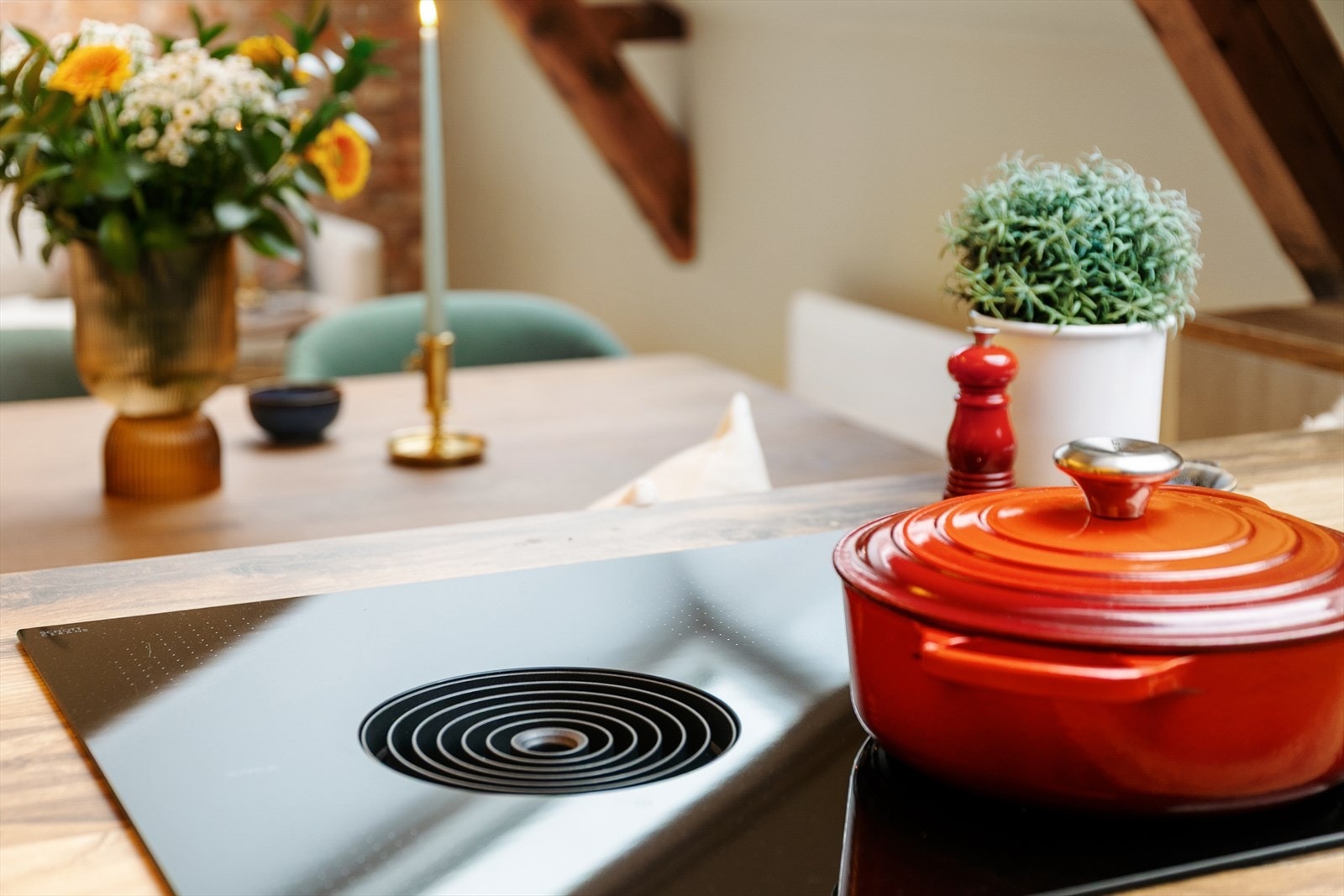 Av hvitevarer følger komfyr (dampovn), platetopp, oppvaskmaskin og kjøl/fryseskap. Det er montert komfyrvakt over platetopp og waterguard under vasken. Galleribilde