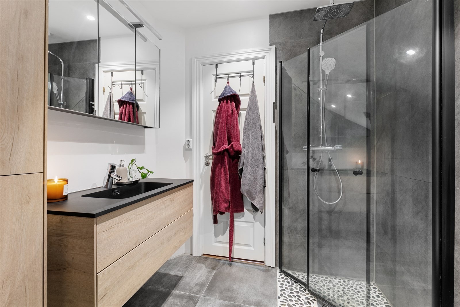 Her får dere alt dere trenger med veggmonterte dusjdører, servant med underskap, høyskap, speilskap med lys over og veggmontert wc. Opplegg for vaskemaskin og badekar. Dusjen ble oppgradert i 2025. Dette er et herlig sted å starte dagen! Galleribilde