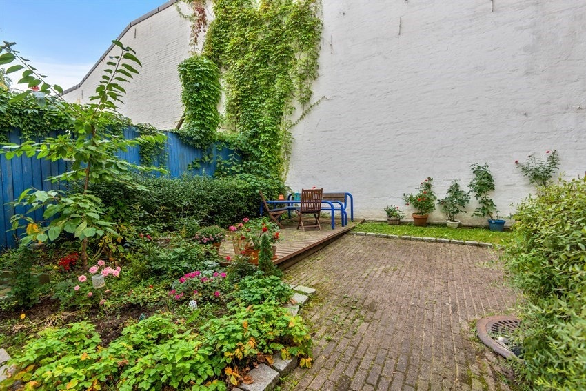 Bakgården bugner av grønne vekster på vår- og sommerhalvåret. Galleribilde