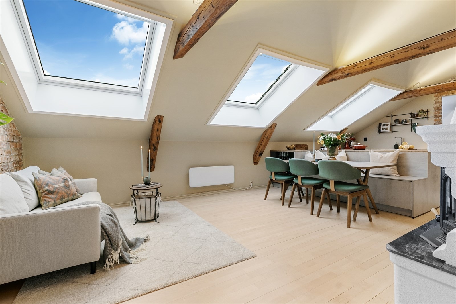 Boligen har en svært sosial, åpen løsning mellom stue og kjøkken, noe dagens eiere selv har satt stor pris på. Her kan dere sosialisere og kokkelere på samme tid! Galleribilde