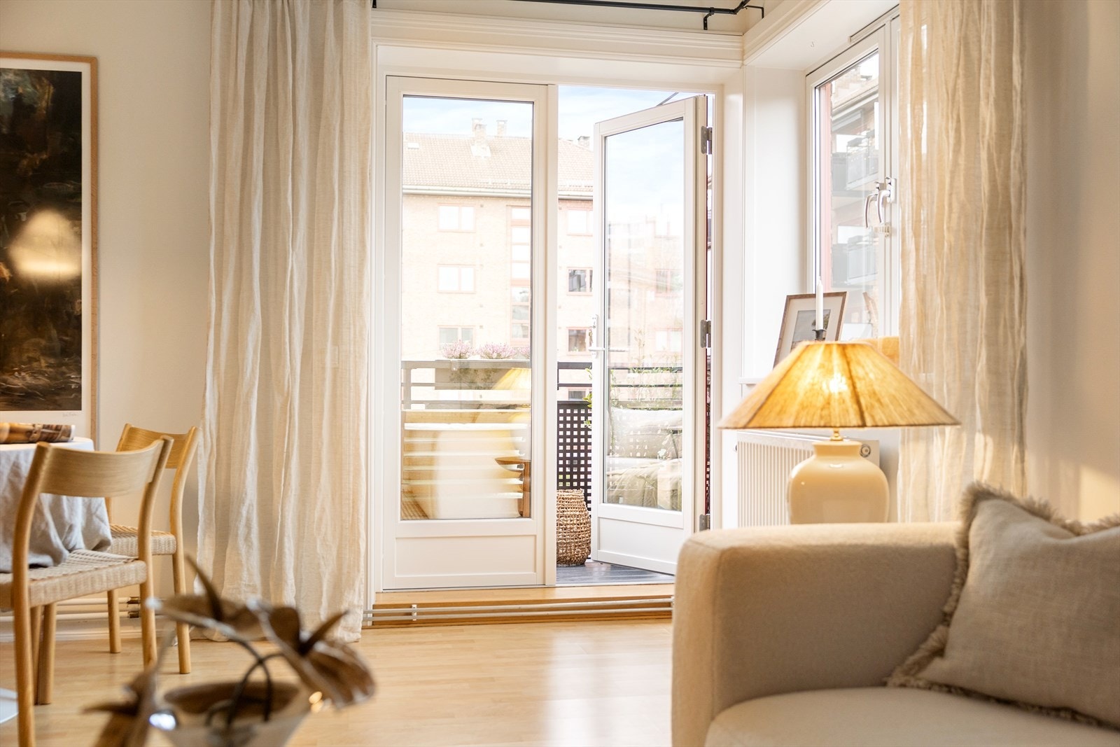 Den lyse og luftige stuen har store vindusflater som slipper inn rikelig med naturlig lys. Galleribilde