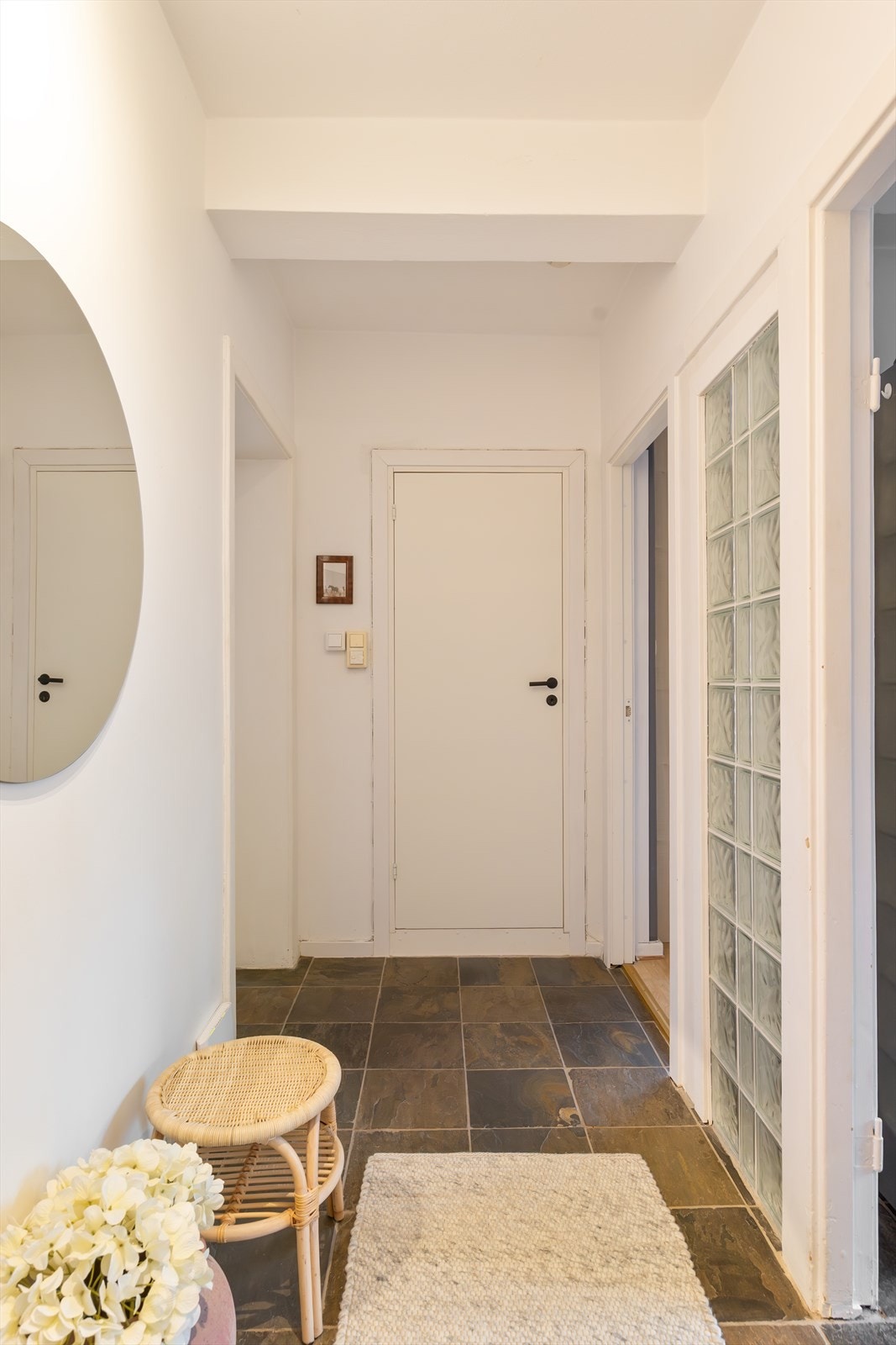 Her ønskes du velkommen inn til en lys og innbydende entré som skaper et umiddelbart godt førsteinntrykk. Et perfekt utgangspunkt til å innrede med egne møbler og gjenstander for å skape sitt eget personlig preg. Galleribilde