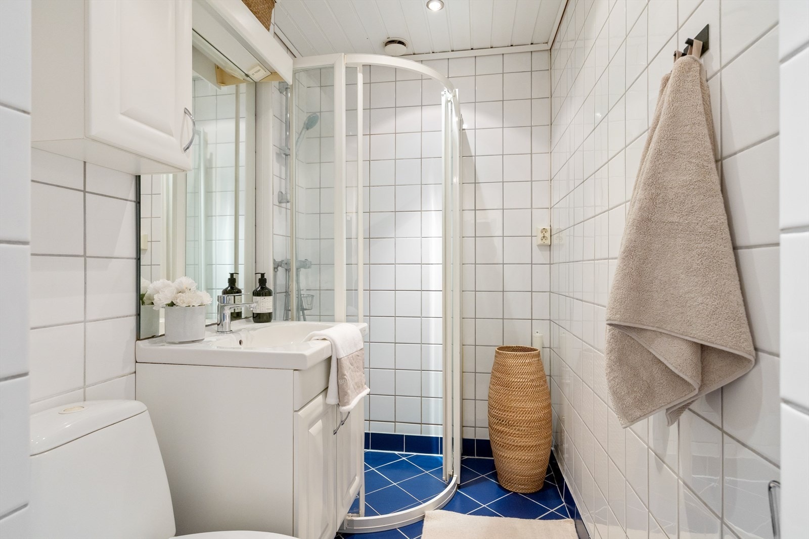 Bad med flislagte vegger og gulv med varmekabler som gir en behagelig temperatur. Badet er pusset opp i regi av borettslaget. Det er opplegg for vaskemaskin. Galleribilde