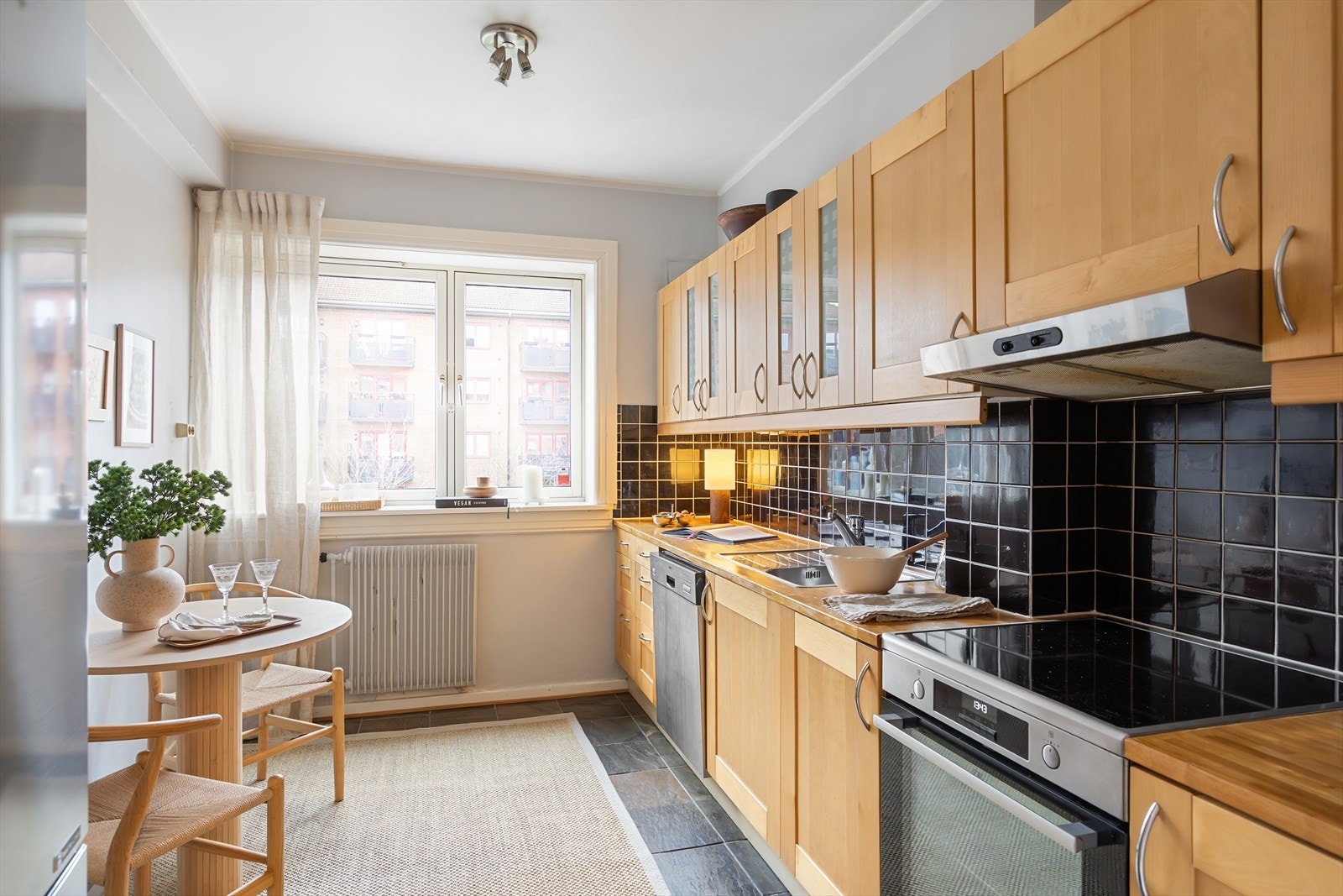 Kjøkkenet har fronter av heltre med god skap og benkeplass. Galleribilde