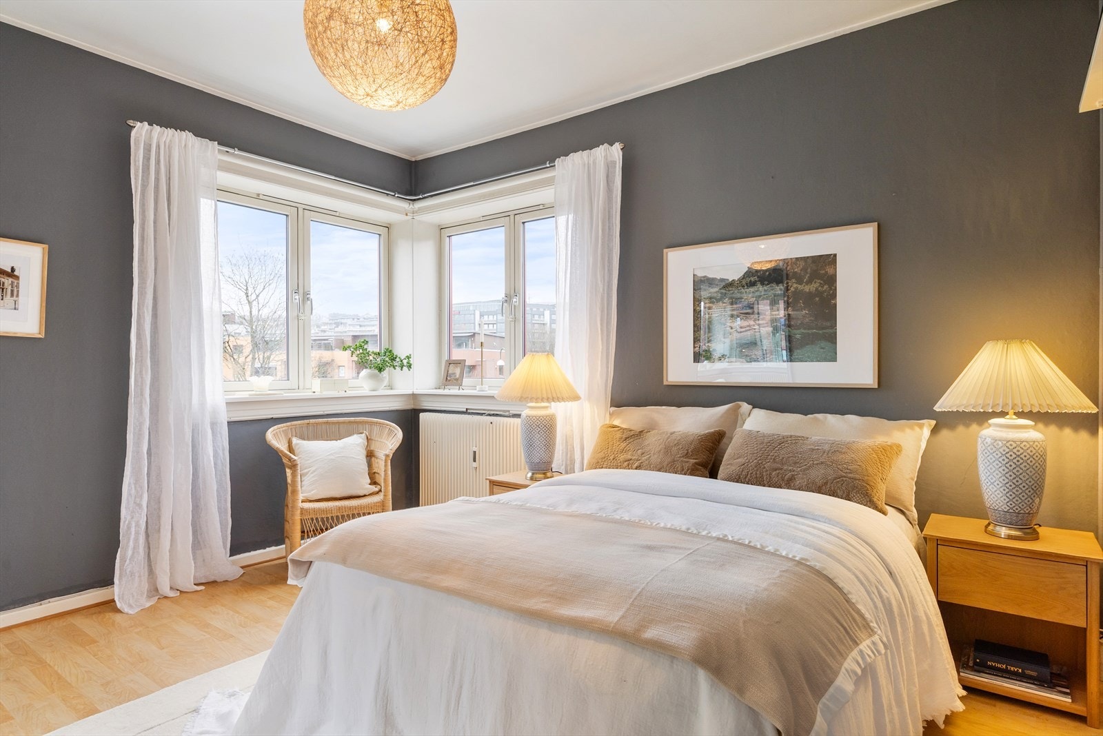 Romslig hovedsoverom med god plass til dobbeltseng og nattbord. Galleribilde