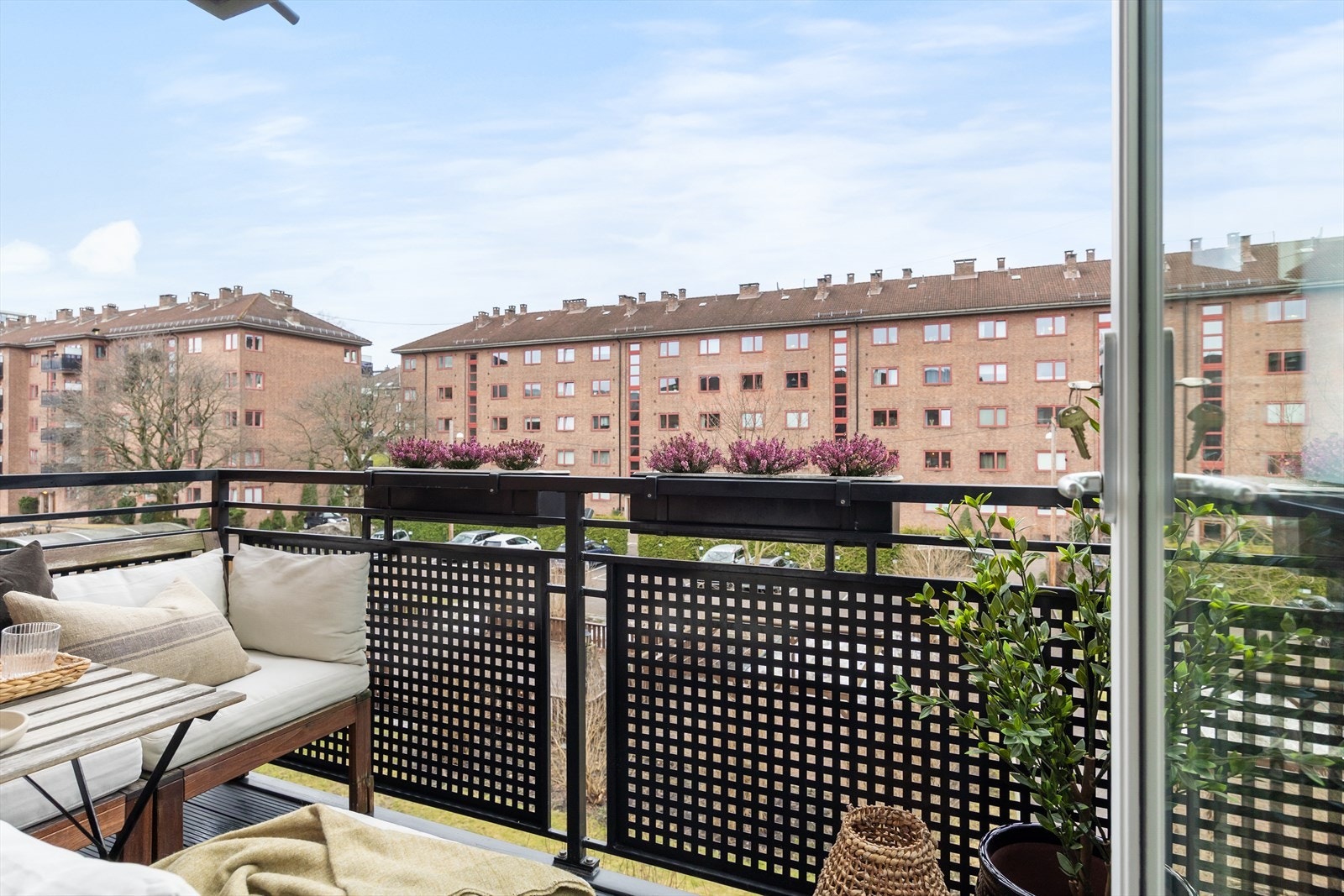 Her kan du enkelt skape en koselig uteoase med utemøbler, beplantning og gass-/elektrisk grill. Galleribilde