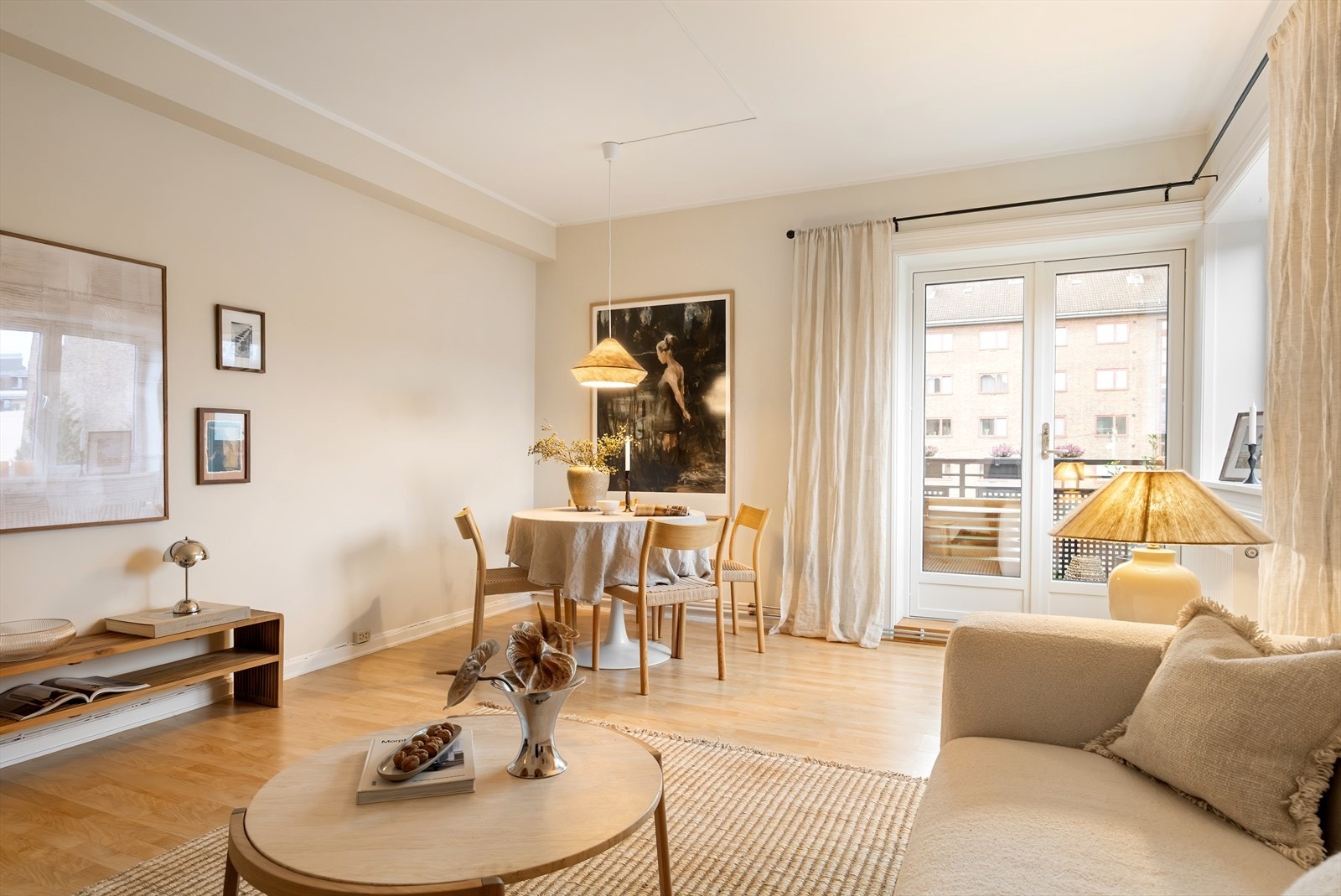 Stuen har god plass til sofagruppe og spisebord, med fleksible møbleringsmuligheter. Galleribilde