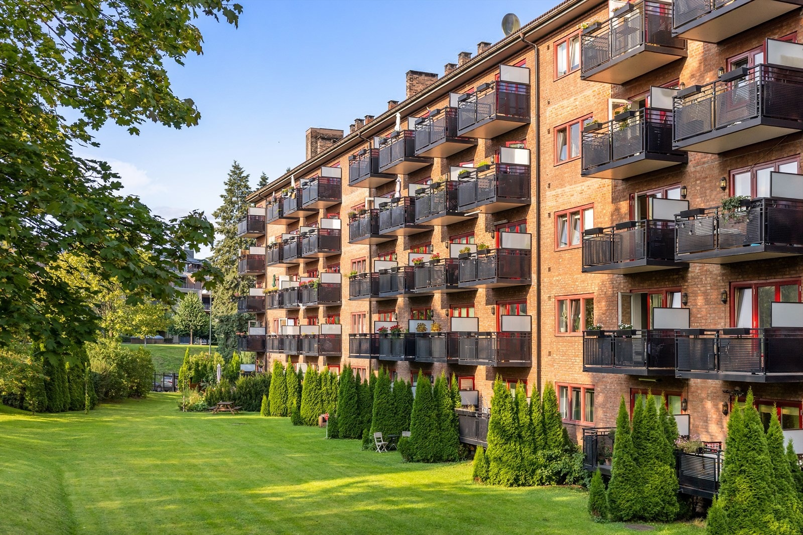 Borettslagets grøntarealer er svært godt opparbeidet med både plommetrær, epletrær, pæretrær.Inne på borettslagets tomt er det svært stille og rolig, samtidig som beliggenheten er svært sentral. Galleribilde