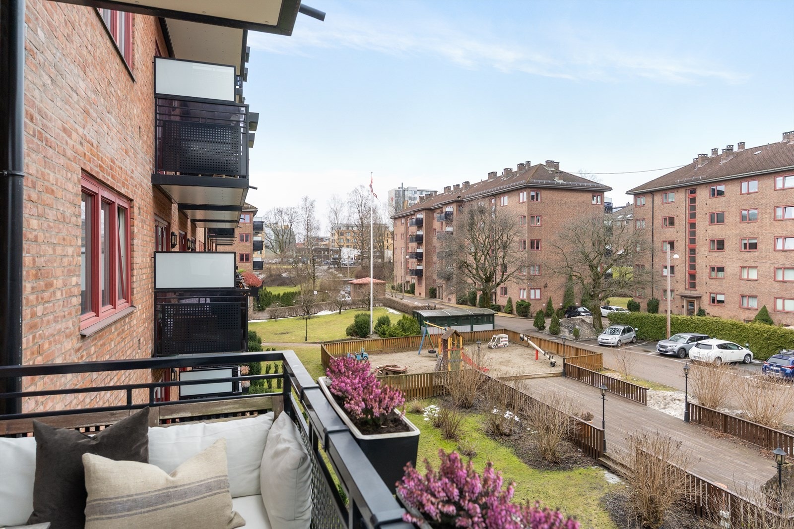 Fra stuen er det utgang til en vestvendt balkong med gode solforhold, som fungerer som en flott forlengelse av rommet. Galleribilde