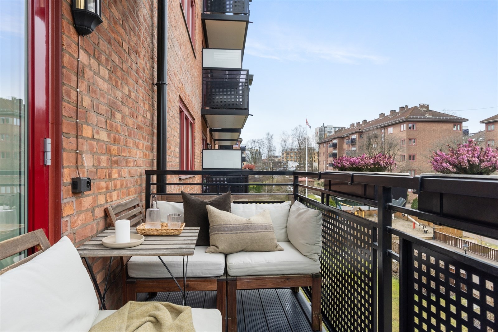 Her bor du i et rolig og attraktivt område på Nydalen/Bjølsen. Leiligheten har praktiske løsninger og en arealeffektiv planløsning, som består av entré, stue, separat kjøkken, soverom og bad. Galleribilde