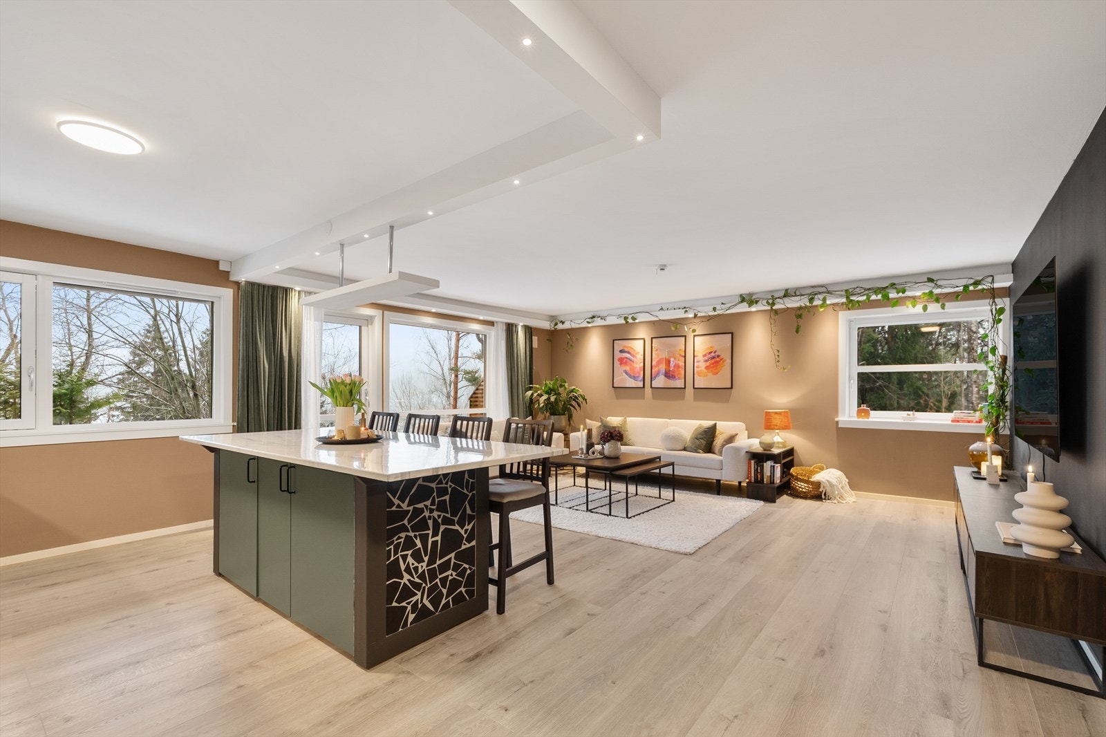 De store vinduene gir rikelig med dagslys og en fin kontakt med de grønne omgivelsene utenfor. Galleribilde