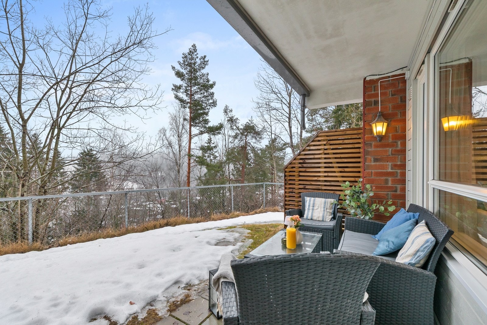 Uteområdet er skjermet og ligger vendt mot marka, med minimalt innsyn. Galleribilde