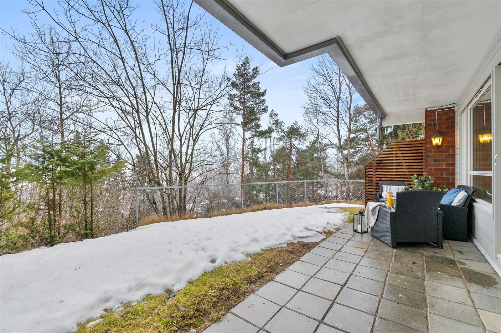 Uteplassen glir over i grønne fellesarealer, som gir en følelse av å ha en egen, utvidet hage. Galleribilde