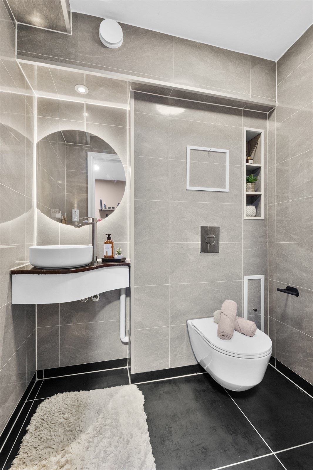 I tillegg til hovedbadet har leiligheten et separat toalettrom med vegghengt toalett og servant. Galleribilde