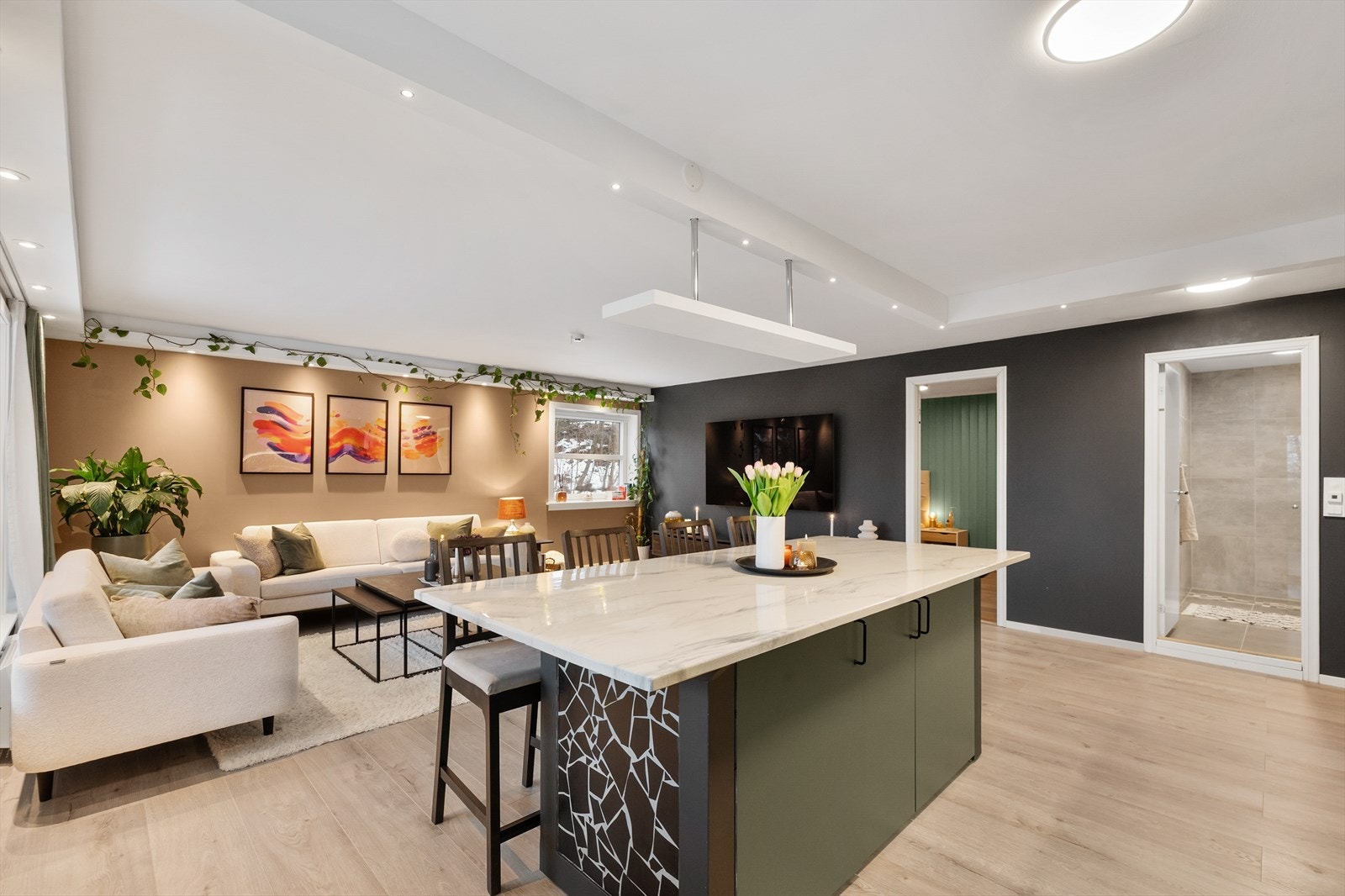 Leiligheten har to baderom, hvorav det ene har praktisk inngang direkte fra stuen. Galleribilde