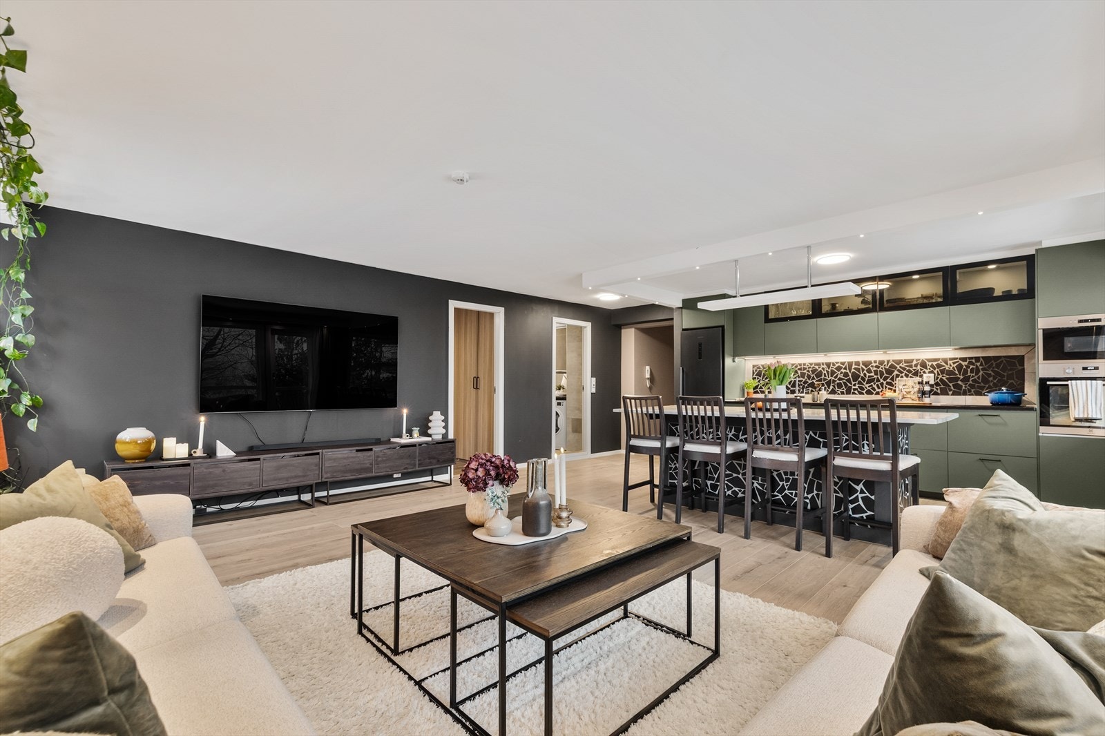 Stuen har en egen sone for TV-krok, praktisk plassert i tilknytning til kjøkkenet. Galleribilde