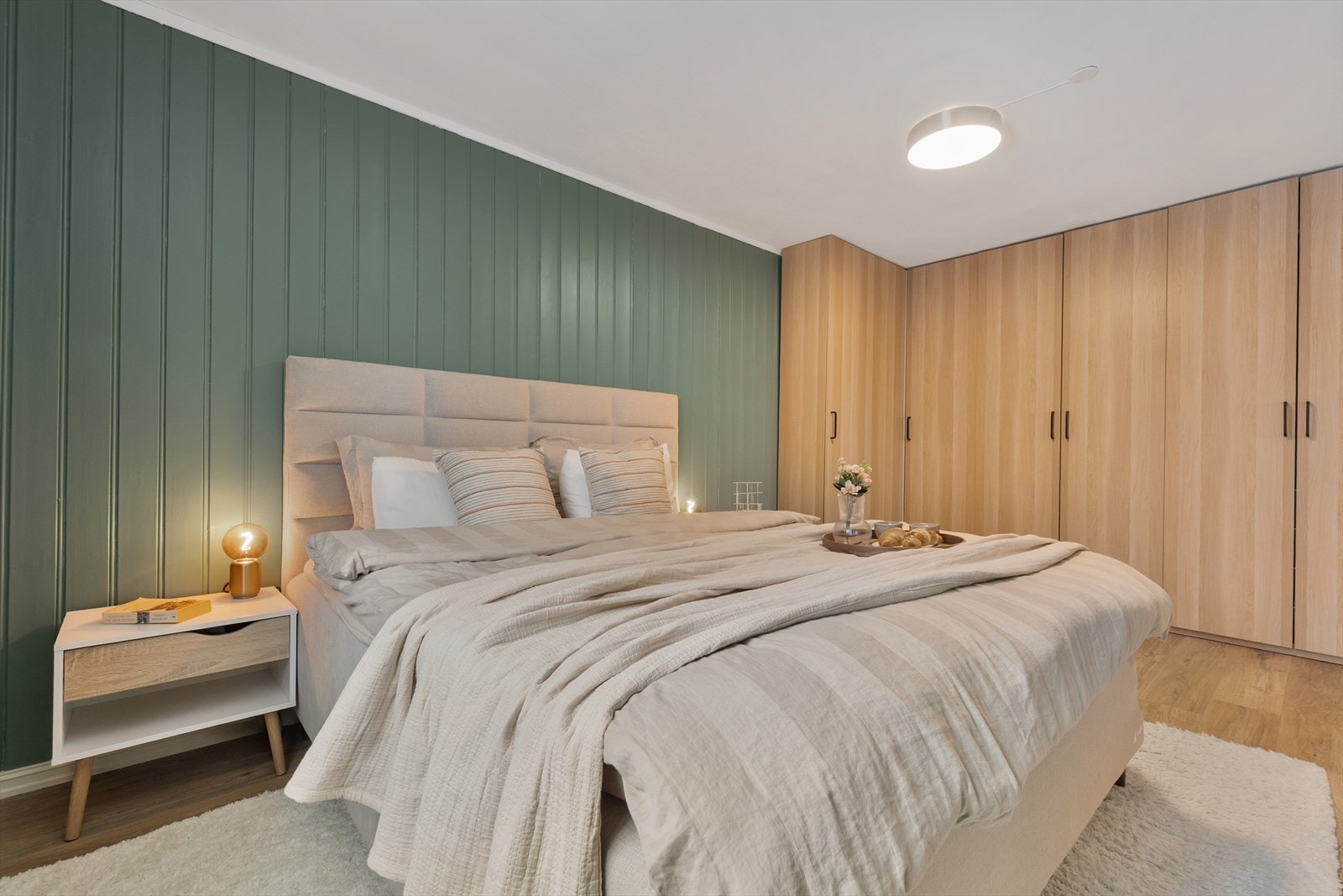 Hovedsoverommet er romslig, med en hel vegg dedikert til garderobeskap for optimal oppbevaring. Galleribilde