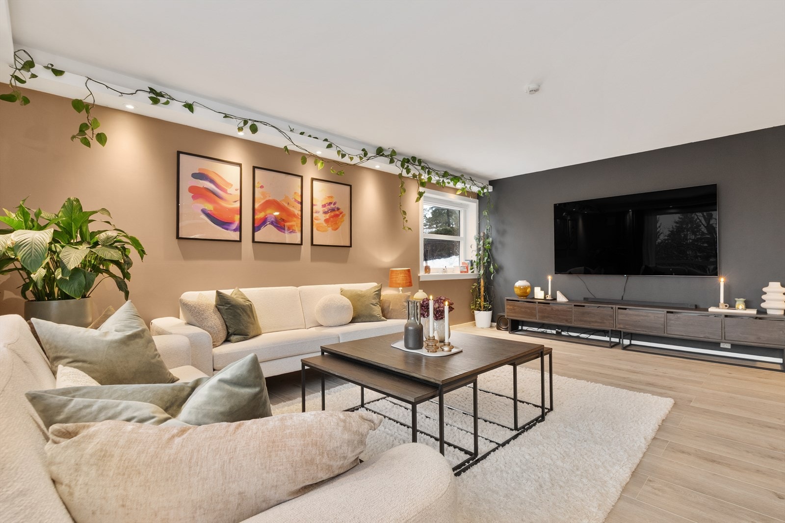 Downlights i taket gir en jevn og behagelig belysning i hele rommet. Galleribilde