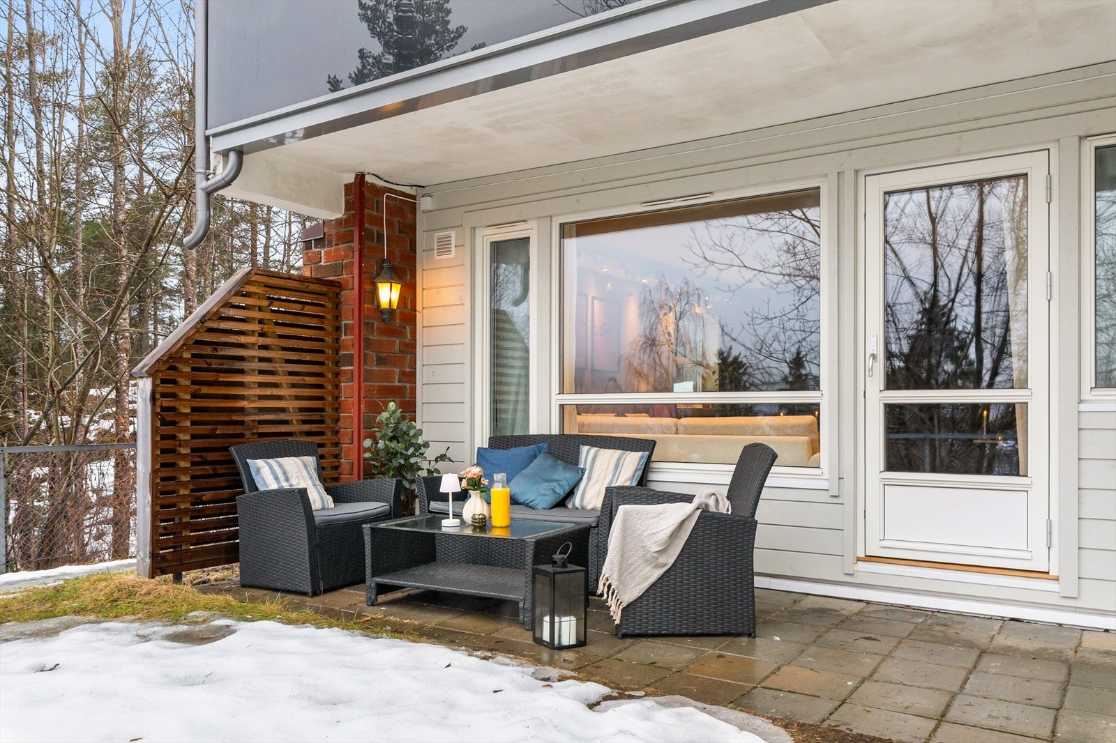 Fra stuen er det direkte utgang til en steinbelagt og delvis overbygget uteplass. Galleribilde