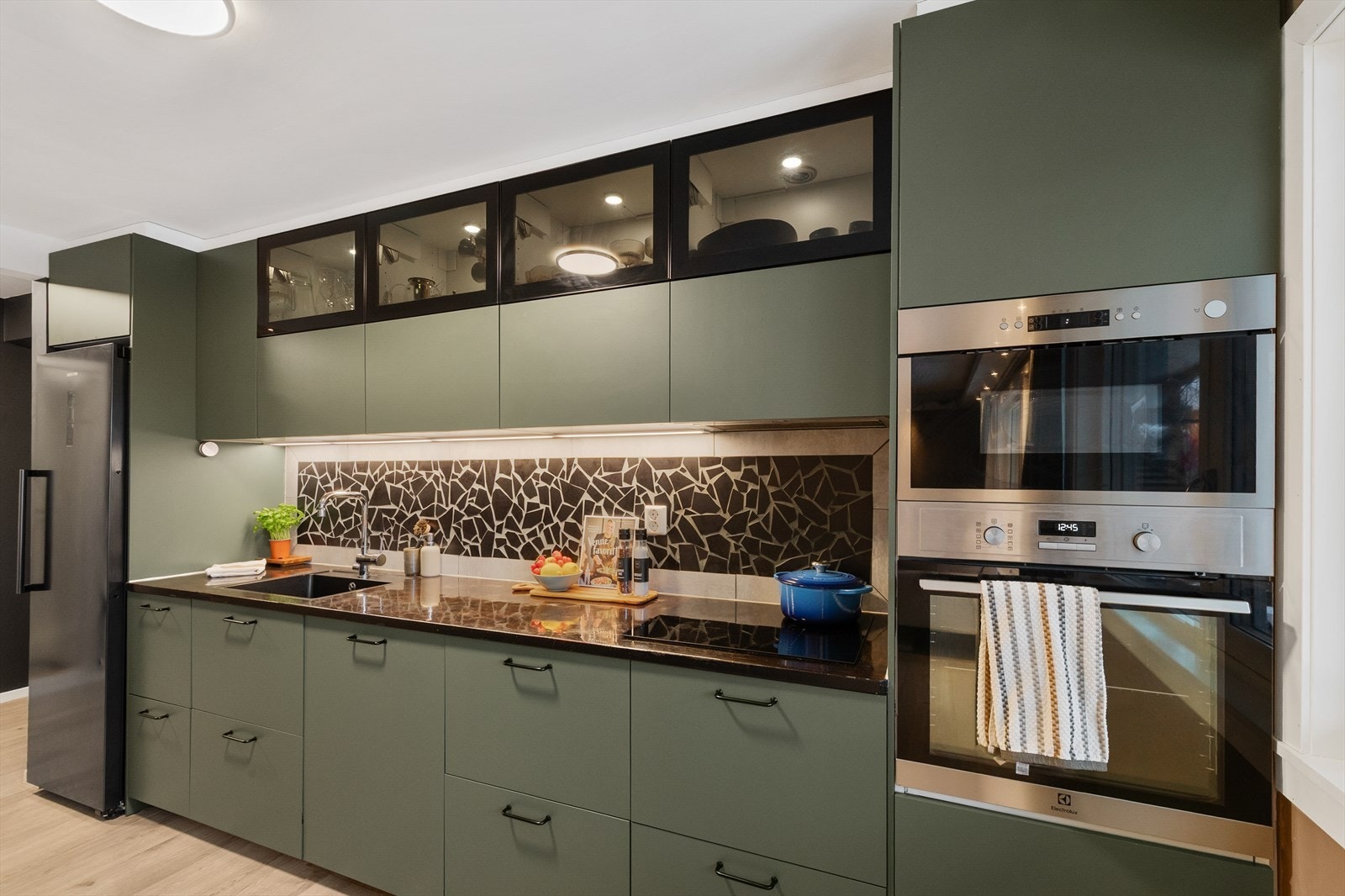 Kjøkkenet er utstyrt med integrerte hvitevarer, inkludert stekeovn i praktisk arbeidshøyde. Galleribilde