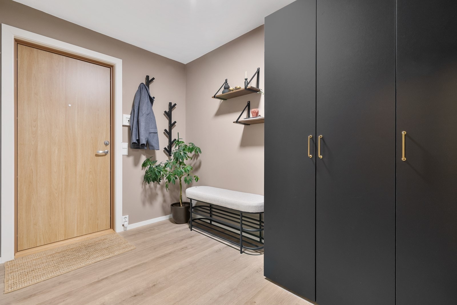 Entréen er innbydende med god plass til yttertøy og sko i en stor, lukket garderobeløsning. Galleribilde