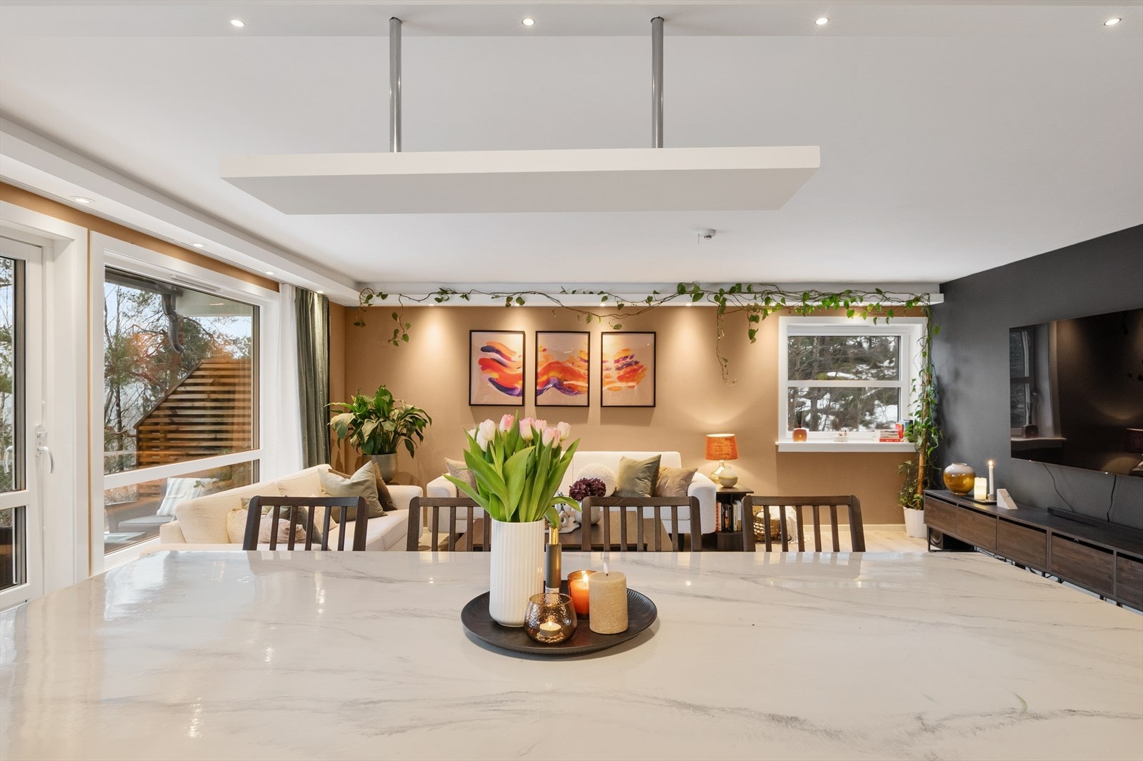 Boligen disponerer én garasjeplass. Leiligheten inneholder blant annet to soverom, bad, separat WC og en romslig terrasse med utgang direkte fra stuen. Galleribilde