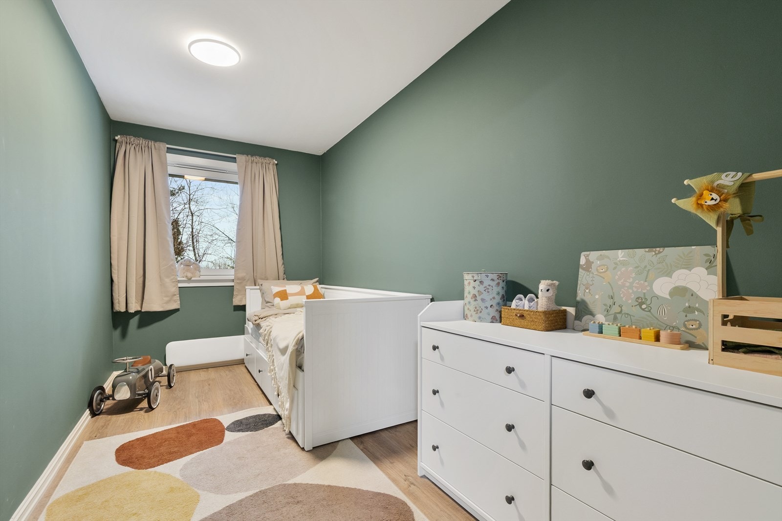 Det andre soverommet egner seg godt som barnerom, gjesterom eller kontor, alt etter behov. Galleribilde