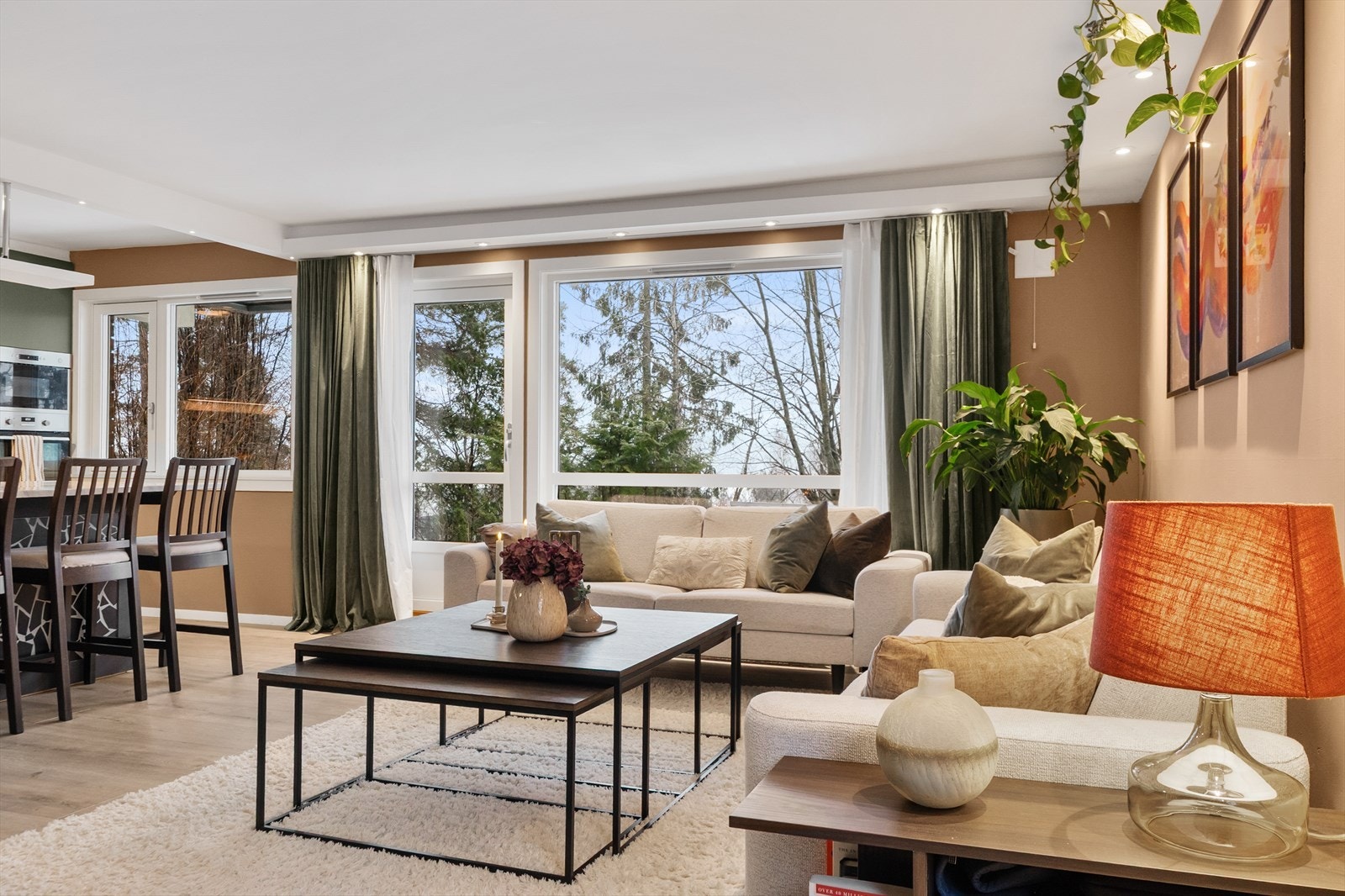 Legg merke til den direkte utgangen til uteplassen fra stuen, som visker ut skillet mellom inne og ute. Galleribilde