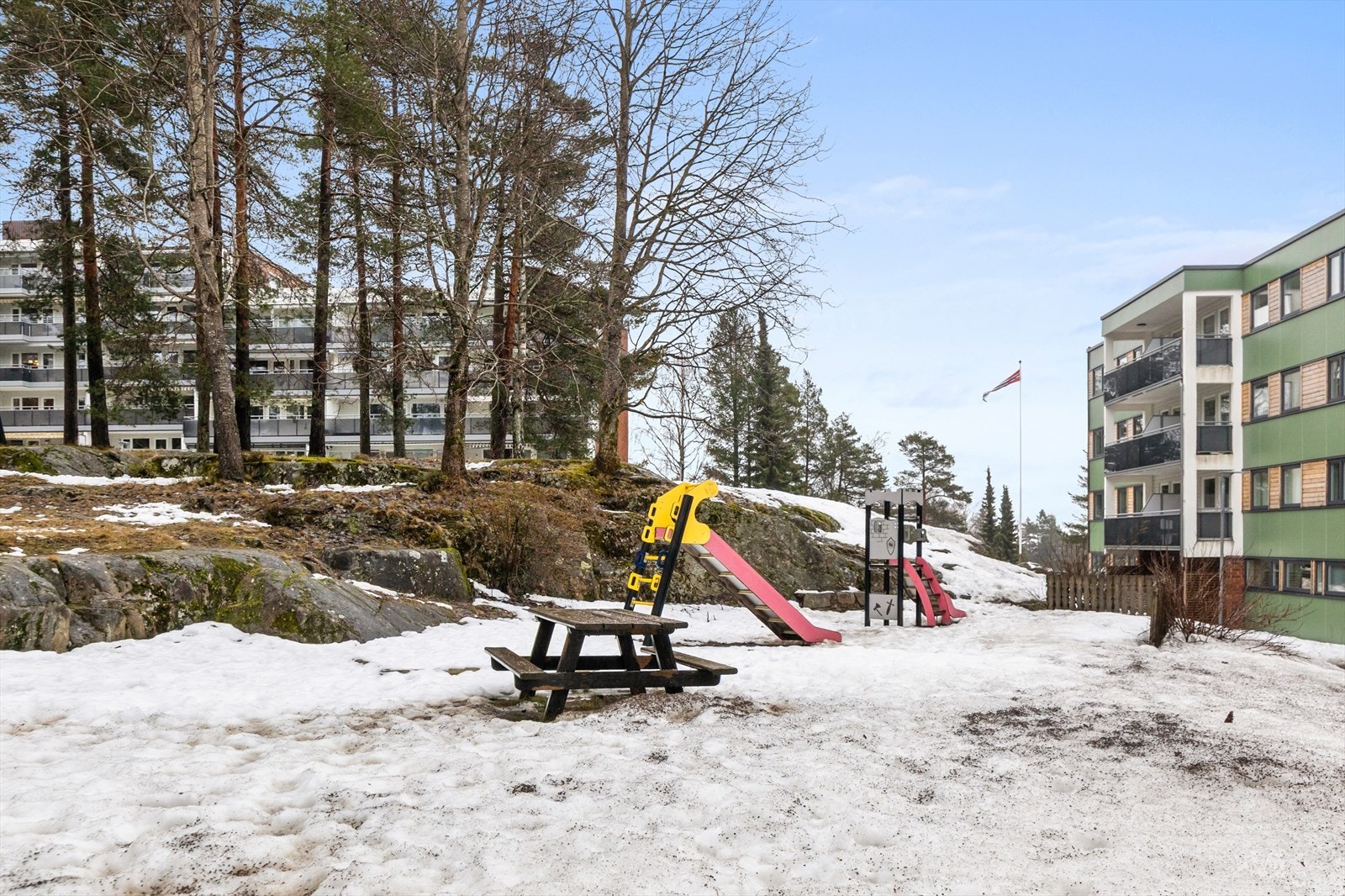 Nærområdet er barnevennlig med flere lekeplasser og gangavstand til både Bakås barneskole og flere barnehager. Galleribilde