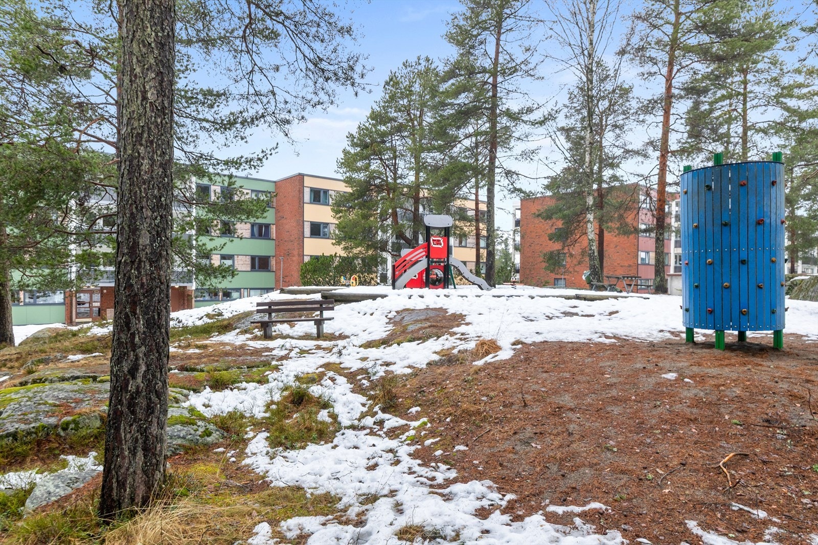 Fra Ellingsrudåsen stasjon, kun fem minutters gange unna, tar T-banen deg til sentrum på under 20 minutter. Galleribilde