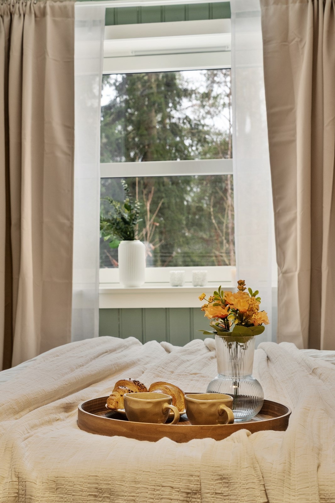 Fra soveromsvinduet ser du rett ut på rolige, grønne omgivelser. Galleribilde