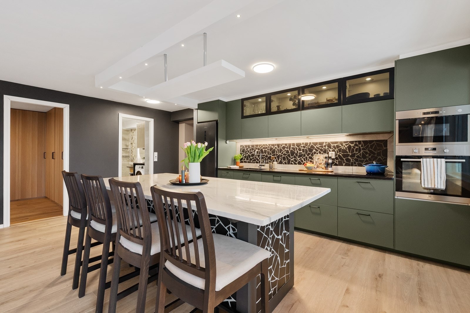 Kjøkkenet fremstår som praktisk og moderne, med en romslig kjøkkenøy som gir god benkeplass. Galleribilde