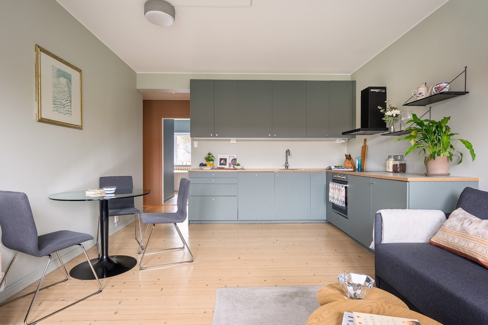 Tilbake i 2021 ble kjøkkenet flyttet ut i stue og det ble etablert en hyggelig åpen løsning og to gode soverom. Galleribilde