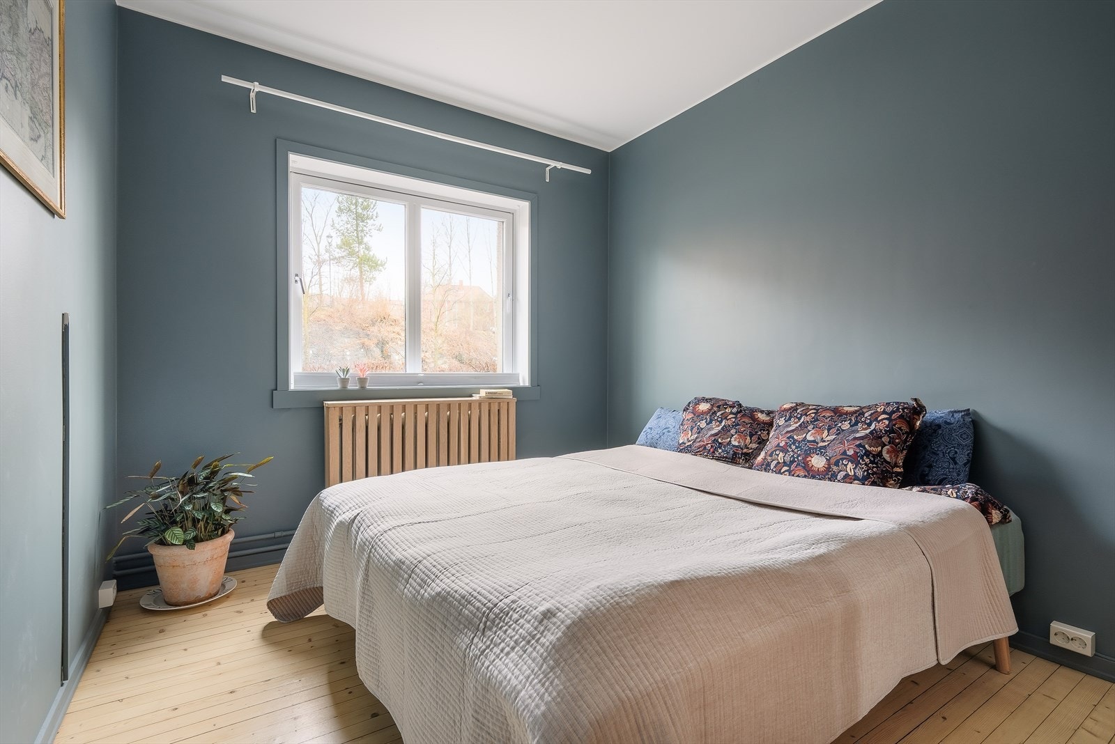 Her er det plass til det man trenger. Rommet gir plass til dobbeltseng, nattbord og gode oppbevaringsløsninger. De justerbare radiatorene bidrar til et godt inneklima. Galleribilde