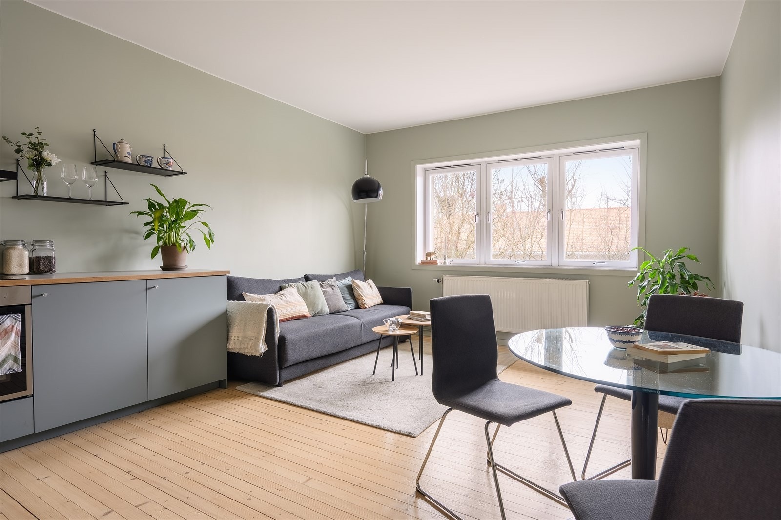 Her bor du fint til i byggets høye første etasje. Ettersom det ligger på en liten høyde, er det svært lite innsyn og godt med lysinnslipp. Galleribilde